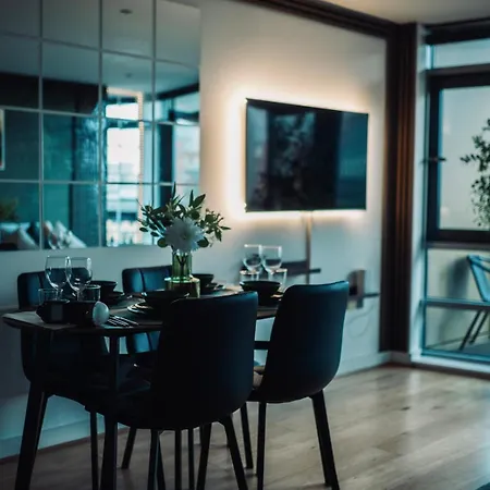 Apartment Luxury Riverside Balcony Retreat - Centre Leeds (West Yorkshire)