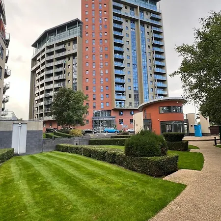 Luxury Riverside Balcony Retreat - Centre