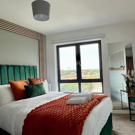 Luxury Riverside Balcony Retreat - Centre *