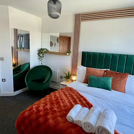 Luxury Riverside Balcony Retreat - Centre Apartment
